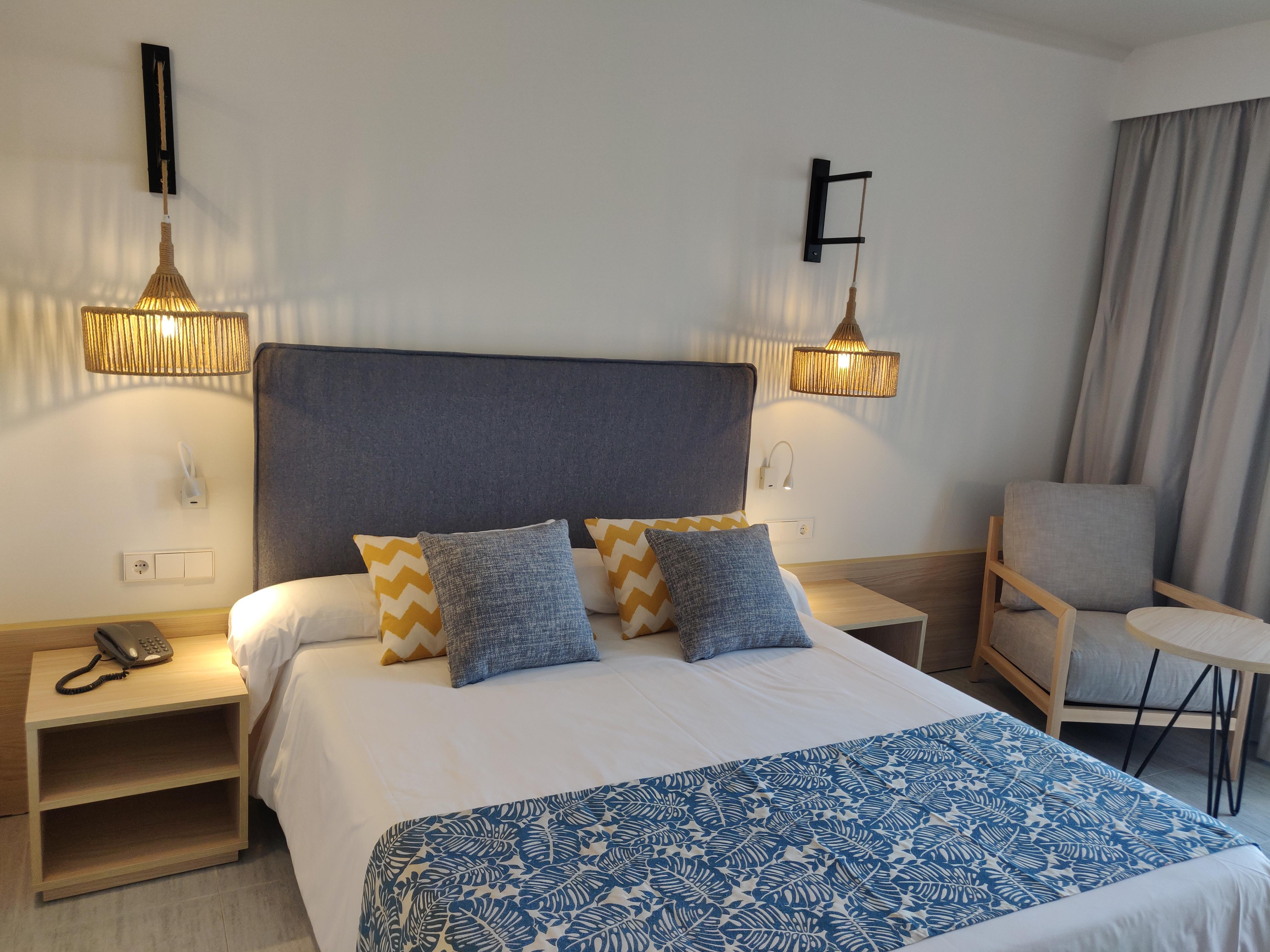 Cabogata Beach Hotel Ретамар Экстерьер фото A bedroom in a hotel