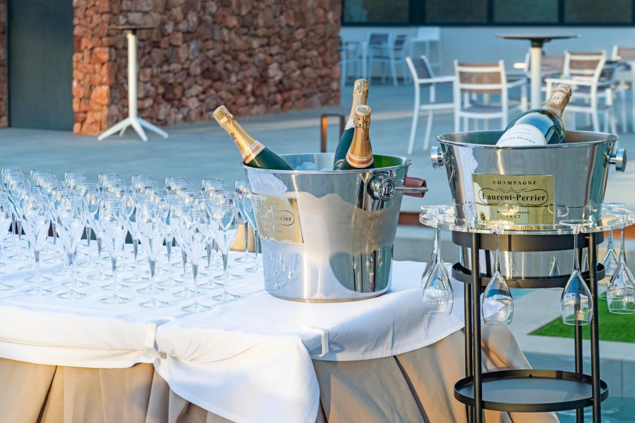 Cabogata Beach Hotel Ретамар Экстерьер фото Champagne bottles in champagne buckets